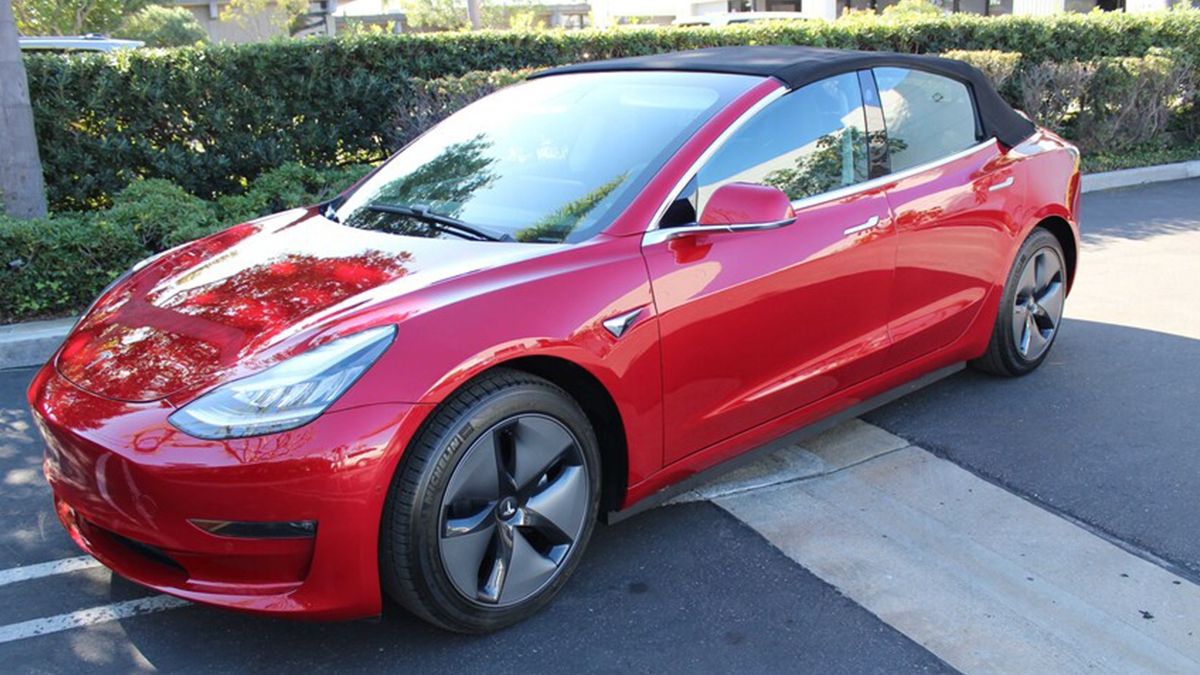 Tesla Model 3 у козові кабріолета - фото 1