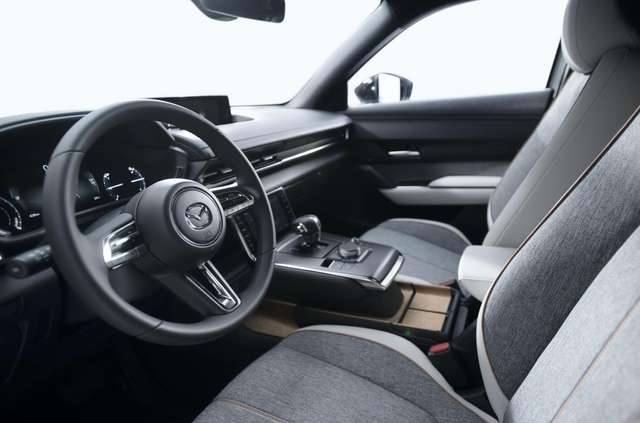 Відома ціна першого електрокара Mazda: вона солодша, ніж у конкурентів - фото 405695