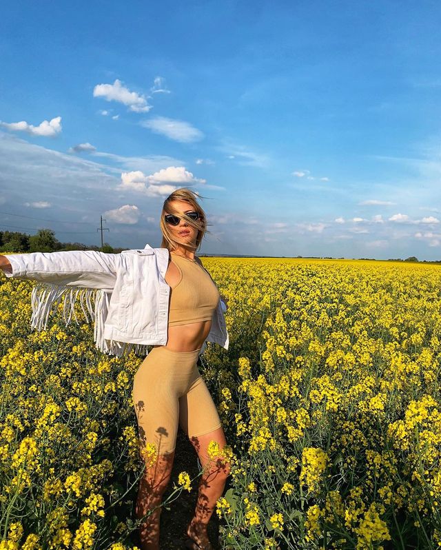 Сексуальна Леся Нікітюк знялась у ріпаку - фото 405855