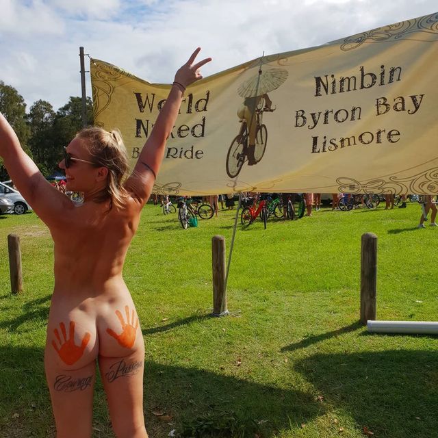 Популярна та спокуслива фітнес-тренер виявилася нудисткою: голі фото (18+) - фото 406020