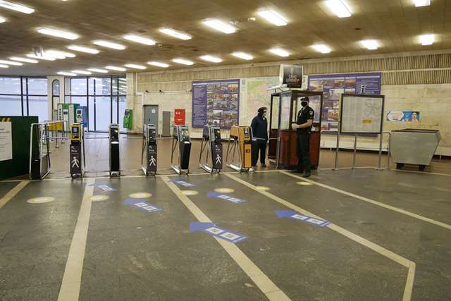 У Києві нарешті запрацювало метро: перші фото зі столичної підземки - фото 406034