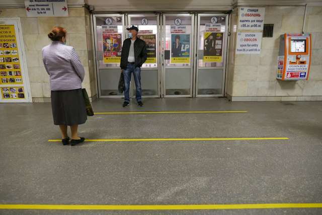 У Києві нарешті запрацювало метро: перші фото зі столичної підземки - фото 406035