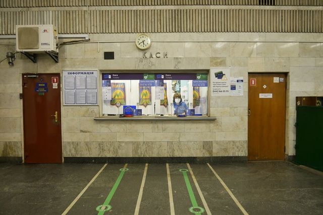 У Києві нарешті запрацювало метро: перші фото зі столичної підземки - фото 406036