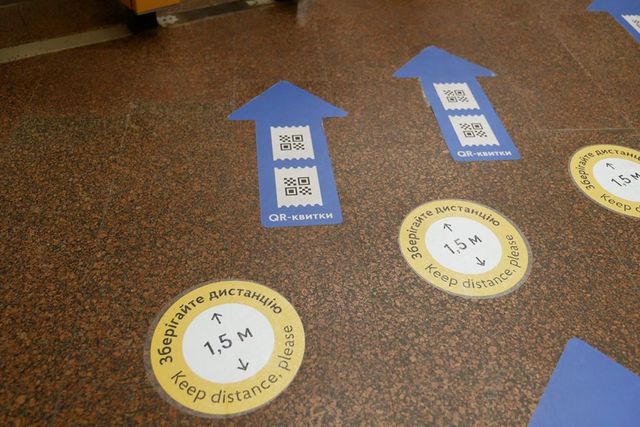 У Києві нарешті запрацювало метро: перші фото зі столичної підземки - фото 406037