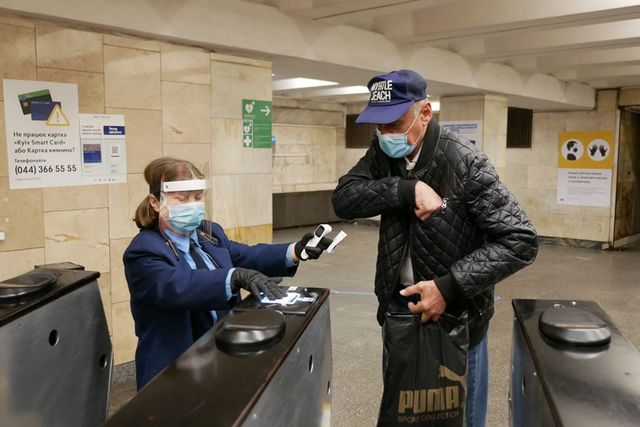 У Києві нарешті запрацювало метро: перші фото зі столичної підземки - фото 406038