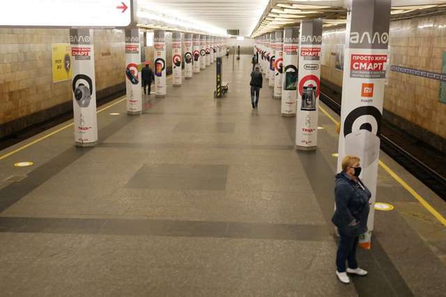 У Києві нарешті запрацювало метро: перші фото зі столичної підземки - фото 406039