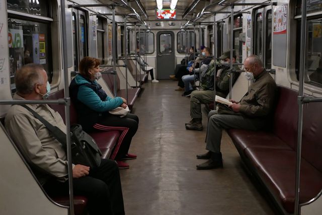 У Києві нарешті запрацювало метро: перші фото зі столичної підземки - фото 406040