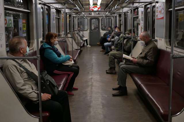 У Києві нарешті запрацювало метро: перші фото зі столичної підземки - фото 406040