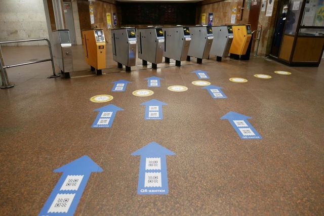 У Києві нарешті запрацювало метро: перші фото зі столичної підземки - фото 406041