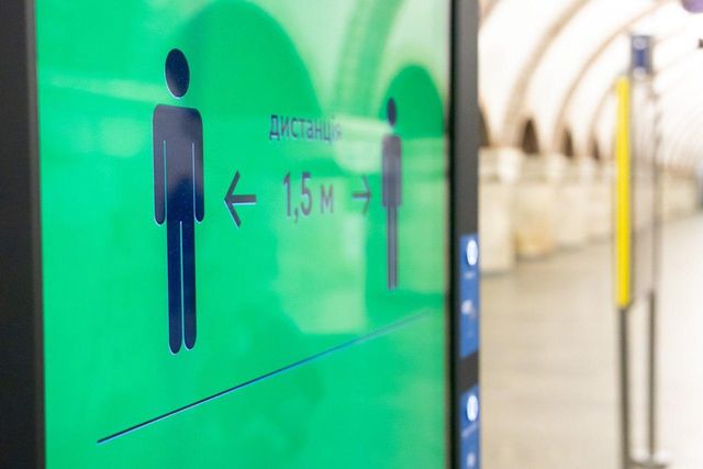 У Києві нарешті запрацювало метро: перші фото зі столичної підземки - фото 406042