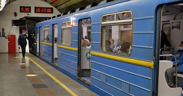 У Києві нарешті запрацювало метро: перші фото зі столичної підземки - фото 406044