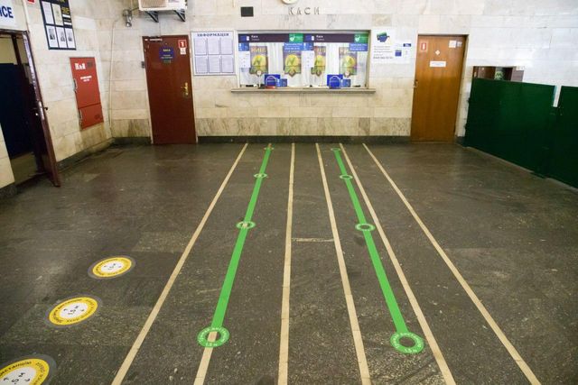 У Києві нарешті запрацювало метро: перші фото зі столичної підземки - фото 406045