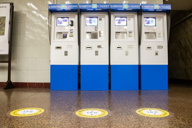 У Києві нарешті запрацювало метро: перші фото зі столичної підземки - фото 406046