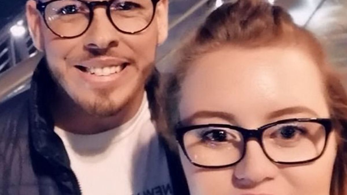 Хлопець подарував коханій на 30-річчя келих з курйозною помилкою у написі: фотофакт