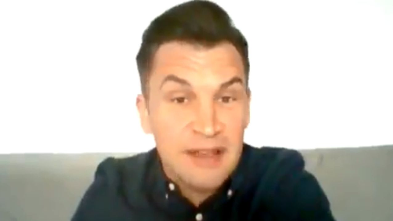 Міністр спорту Румунії осоромився, з'явившись у прямому ефірі в трусах: курйозне відео