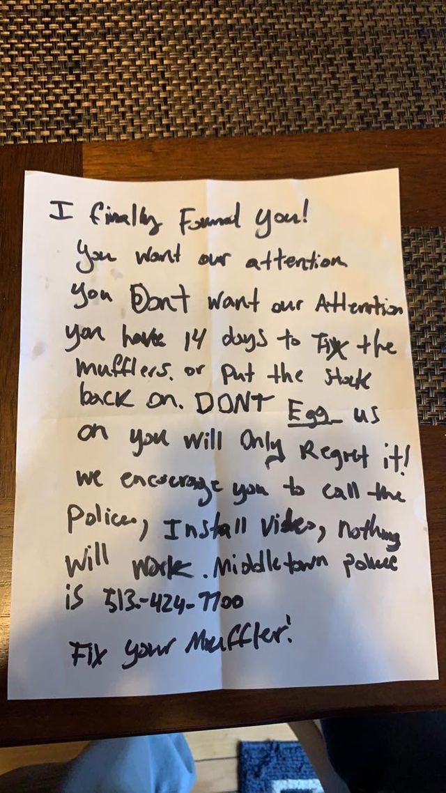 Дістав сусідів: надто гучному Ford Mustang вихлопну трубу залили монтажною піною - фото 406173