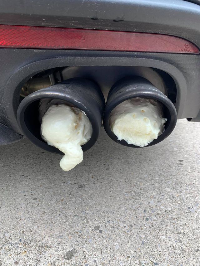 Дістав сусідів: надто гучному Ford Mustang вихлопну трубу залили монтажною піною - фото 406174