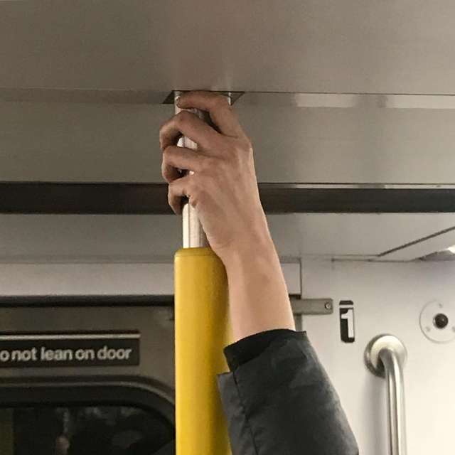 Фотограф показує, як безпечно проїхатися в метро: знімки рук обережних пасажирів - фото 406423