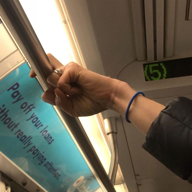 Фотограф показує, як безпечно проїхатися в метро: знімки рук обережних пасажирів - фото 406424