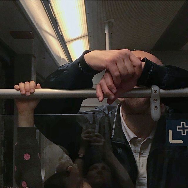 Фотограф показує, як безпечно проїхатися в метро: знімки рук обережних пасажирів - фото 406425