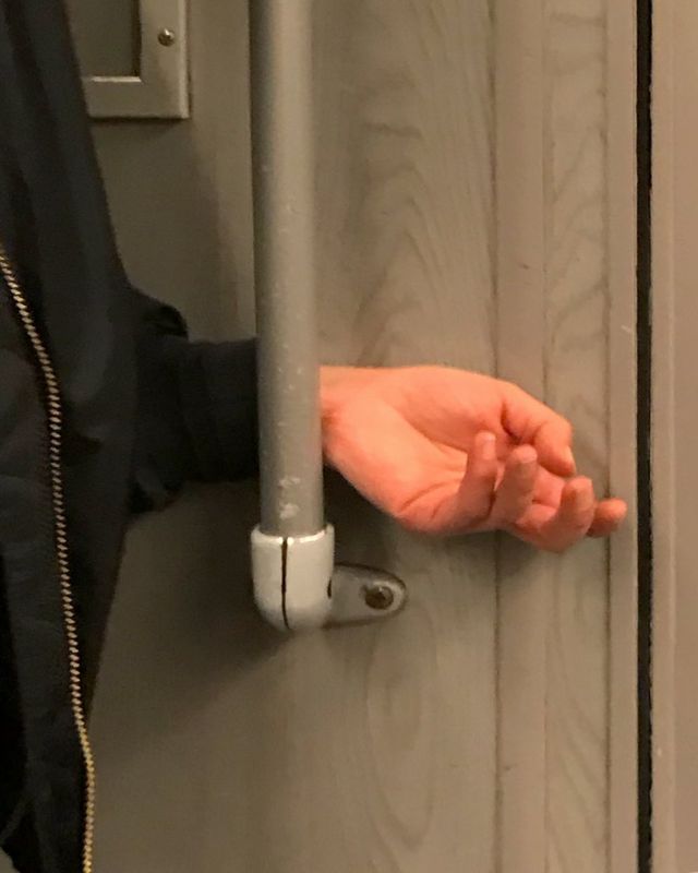 Фотограф показує, як безпечно проїхатися в метро: знімки рук обережних пасажирів - фото 406427