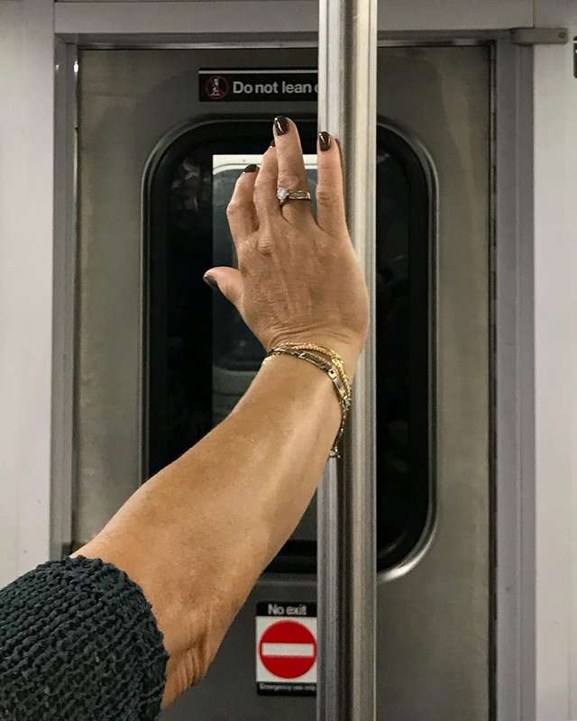 Фотограф показує, як безпечно проїхатися в метро: знімки рук обережних пасажирів - фото 406428