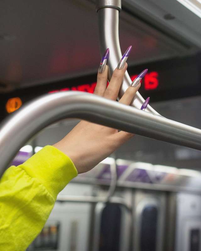 Фотограф показує, як безпечно проїхатися в метро: знімки рук обережних пасажирів - фото 406429