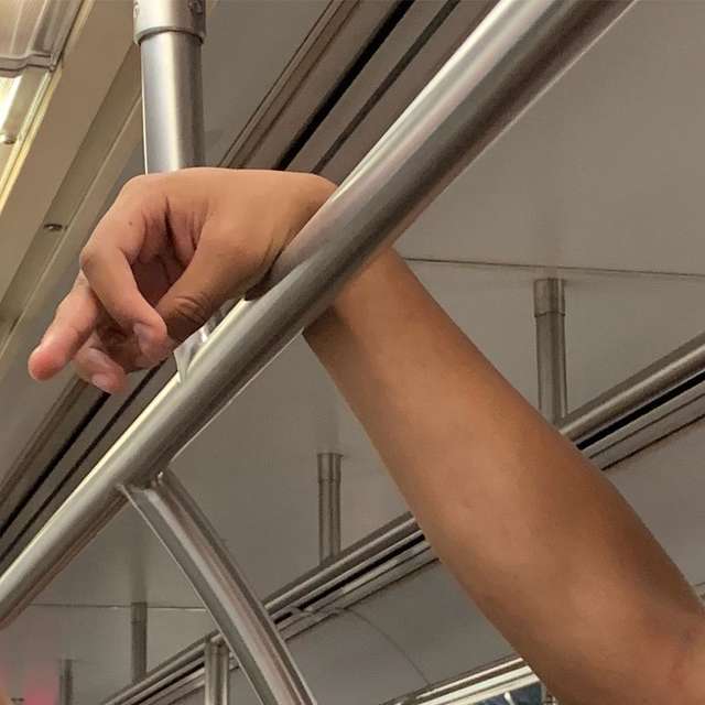 Фотограф показує, як безпечно проїхатися в метро: знімки рук обережних пасажирів - фото 406430
