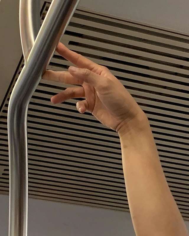 Фотограф показує, як безпечно проїхатися в метро: знімки рук обережних пасажирів - фото 406431