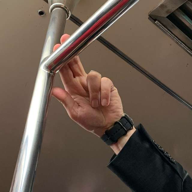 Фотограф показує, як безпечно проїхатися в метро: знімки рук обережних пасажирів - фото 406432