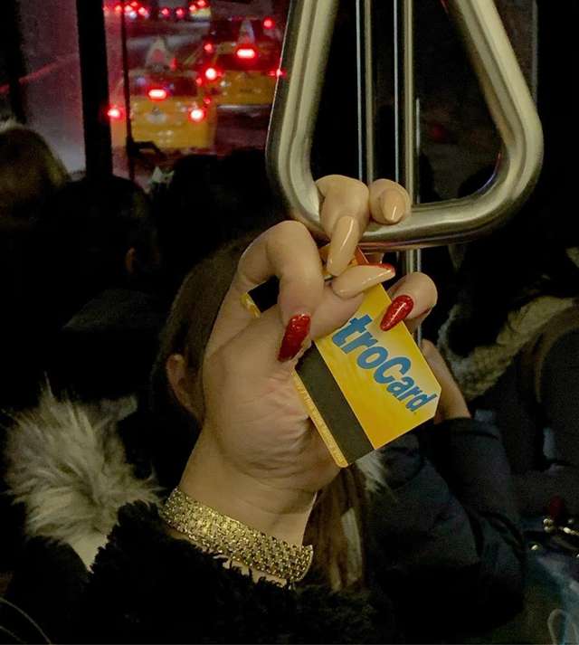 Фотограф показує, як безпечно проїхатися в метро: знімки рук обережних пасажирів - фото 406433