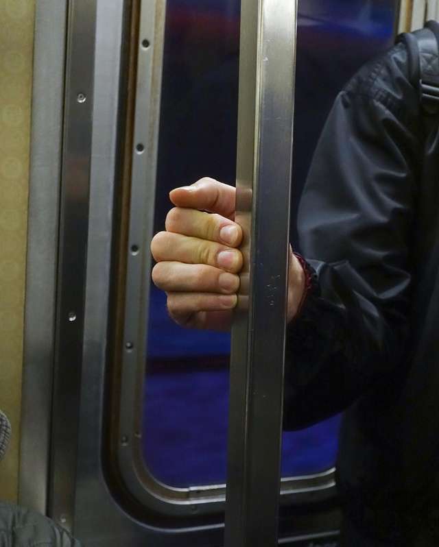 Фотограф показує, як безпечно проїхатися в метро: знімки рук обережних пасажирів - фото 406435