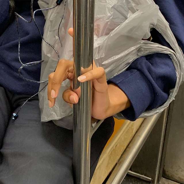 Фотограф показує, як безпечно проїхатися в метро: знімки рук обережних пасажирів - фото 406436