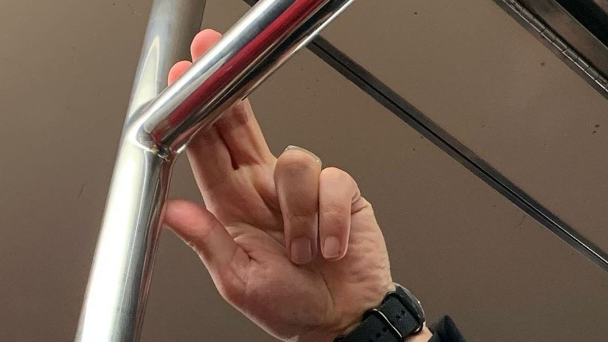 Фотограф показує, як безпечно проїхатися в метро: знімки рук обережних пасажирів