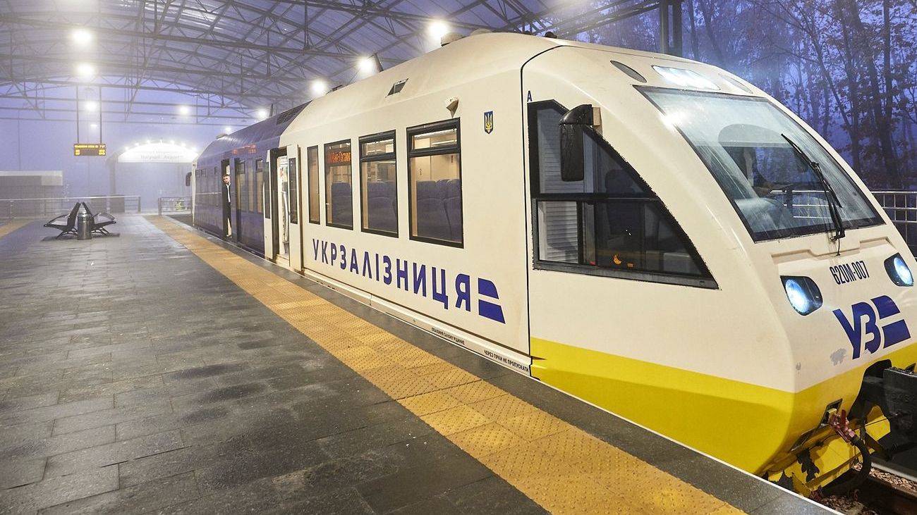 Укрзалізниця відкрила продаж квитків на поїзди: перелік напрямків
