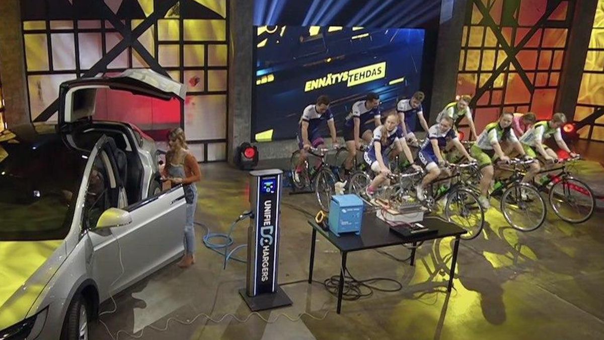 Tesla Model X зарядили за допомогою велосипедів: відео
