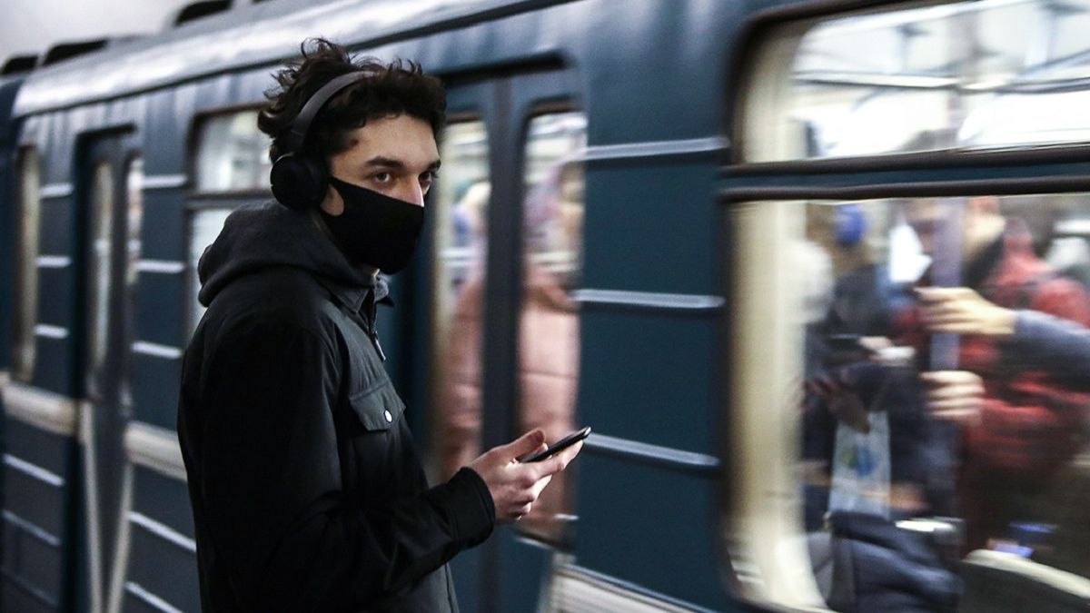 Як поширюється коронавірус у вагоні метро