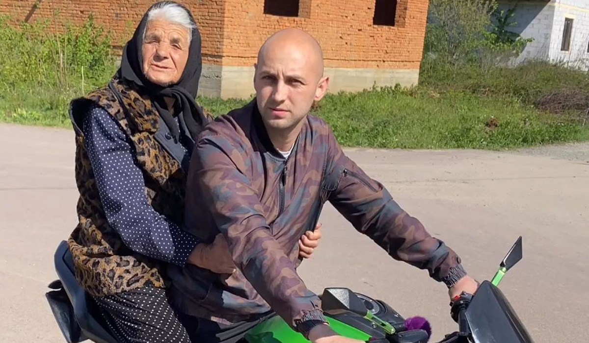 Бабця Ріна з онуком - фото 1