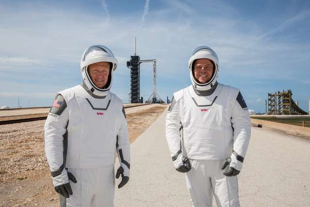 SpaceX вперше доставляє космонавтів на МКС: онлайн трансляція - фото 406681