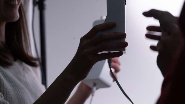 Не тільки дихати у слухавку: дизайнер створила телефонну трубку з язиком - фото 406785