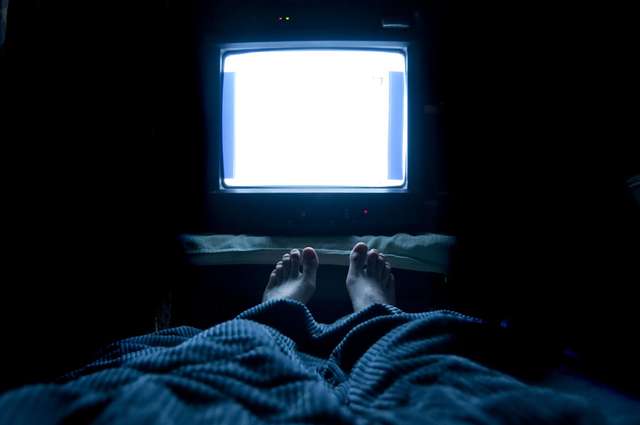 Засинання під телевізор сприяє ожирінню - фото 406848