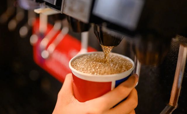 Газована вода негативно впливає на здоров'я серця - фото 406923