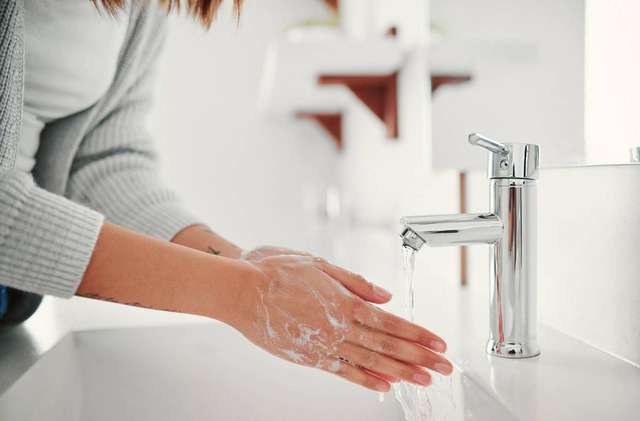 Головне – мити руки холодною водою - фото 406954