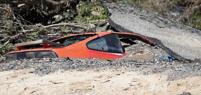 У США накрило водою і змило автомобільний музей: наслідки прориву двох дамб у фото - фото 407039