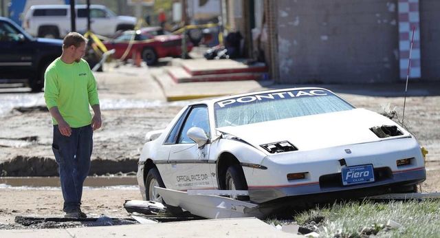 У США накрило водою і змило автомобільний музей: наслідки прориву двох дамб у фото - фото 407044