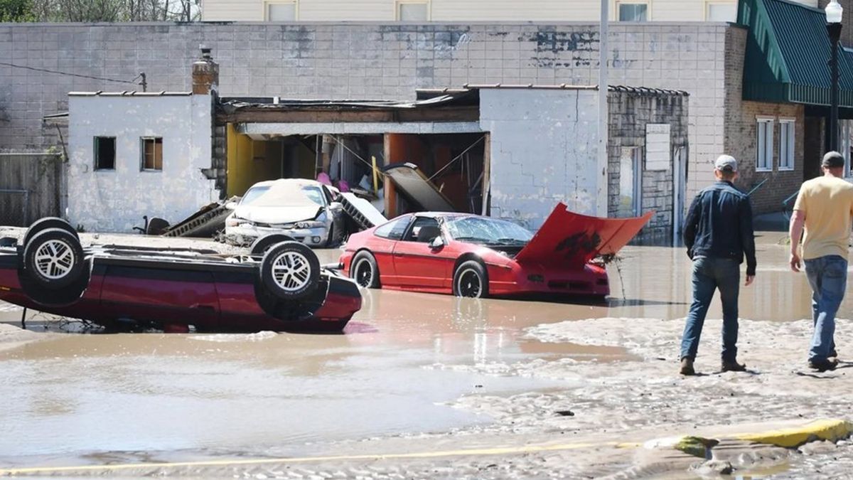 У США накрило водою і змило автомобільний музей: наслідки прориву двох дамб у фото
