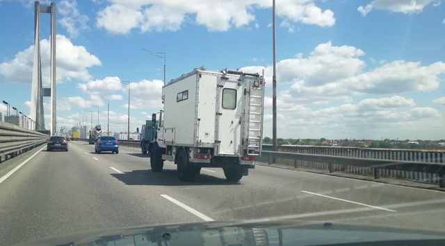 В Україні помітили рідкісний будинок-позашляховик від Mercedes - фото 407113