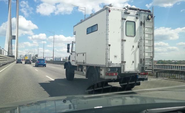 В Україні помітили рідкісний будинок-позашляховик від Mercedes - фото 407114