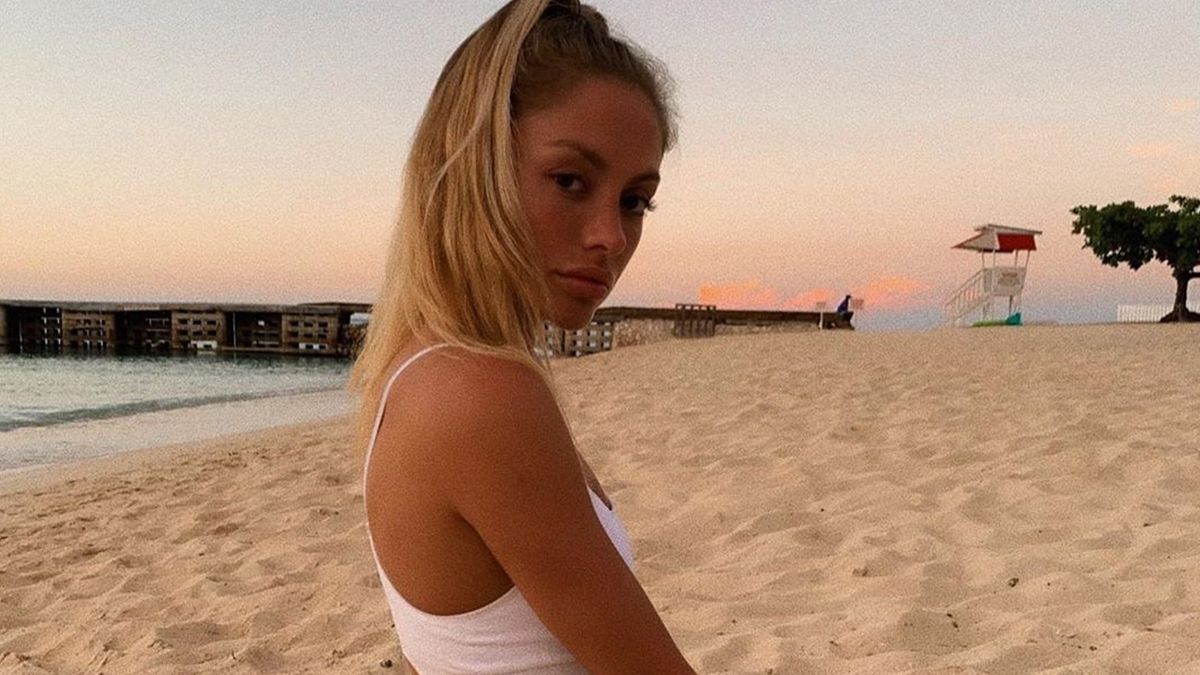 Пишногруда модель знялася у прозорому топі: відверте фото