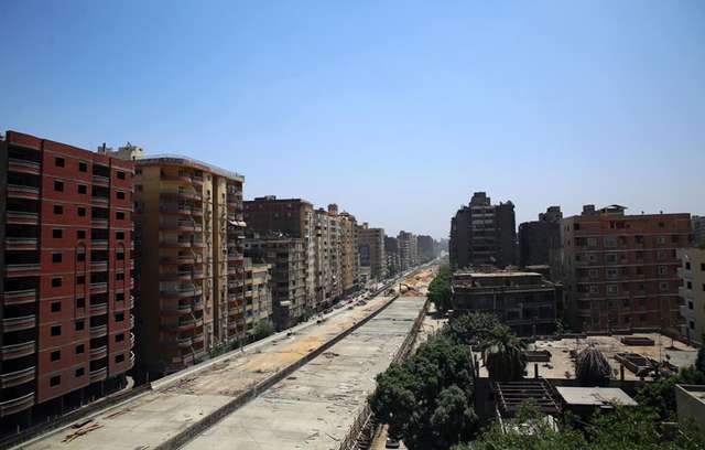 В Єгипті будують шосе впритул до житлових будинків: шокуючі фото - фото 407293